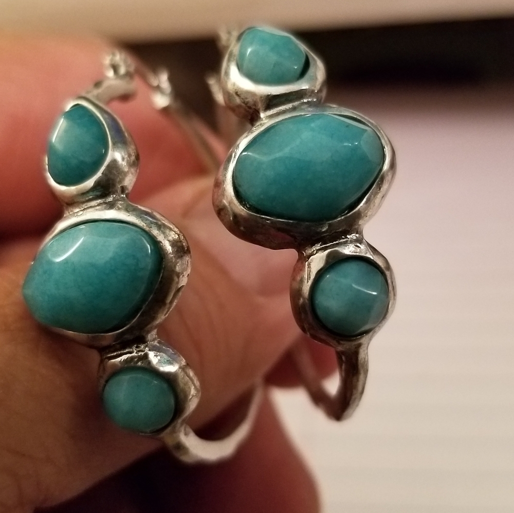 Beautiful earrings color silver and aquamarine